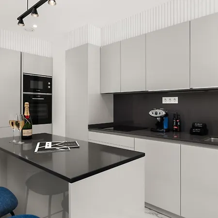 7 Luxury By Karat