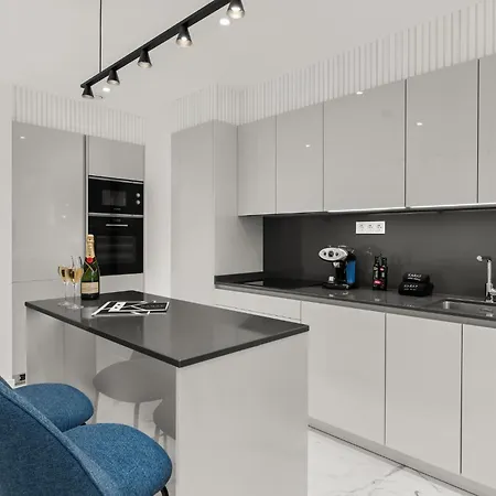 7 Luxury By Karat